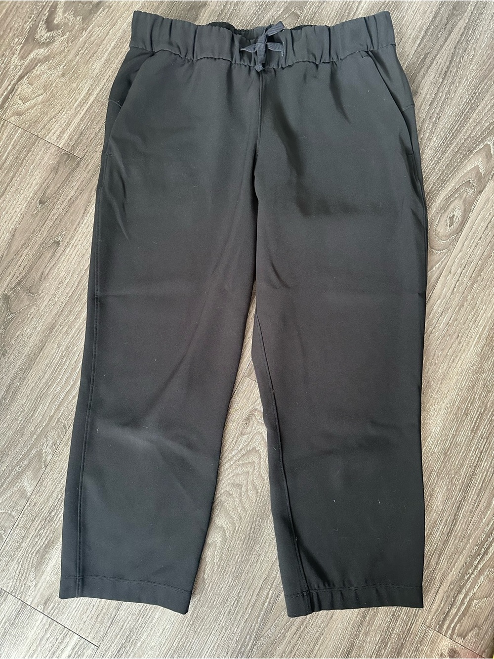 lululemon athletica Women's Black Elastic Waist Cropped Trousers
